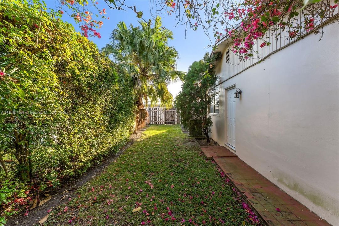 Active With Contract: $700,000 (4 beds, 2 baths, 1612 Square Feet)