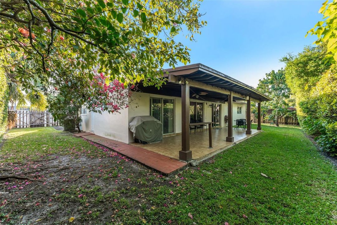 Active With Contract: $700,000 (4 beds, 2 baths, 1612 Square Feet)