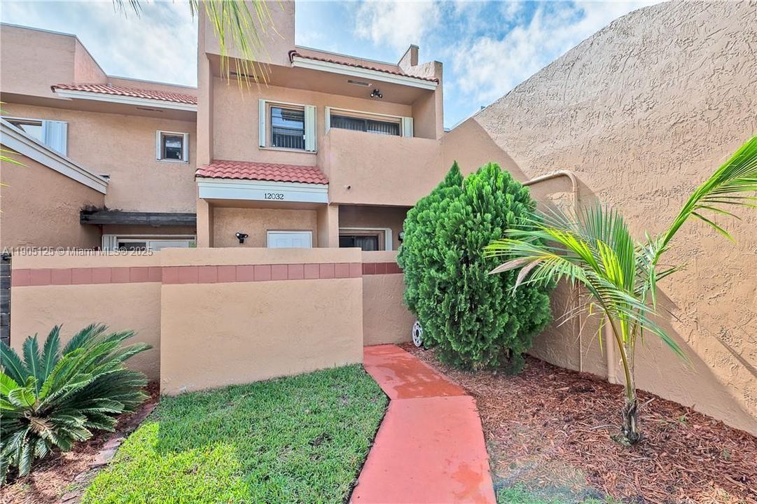 For Sale: $359,000 (2 beds, 2 baths, 1024 Square Feet)