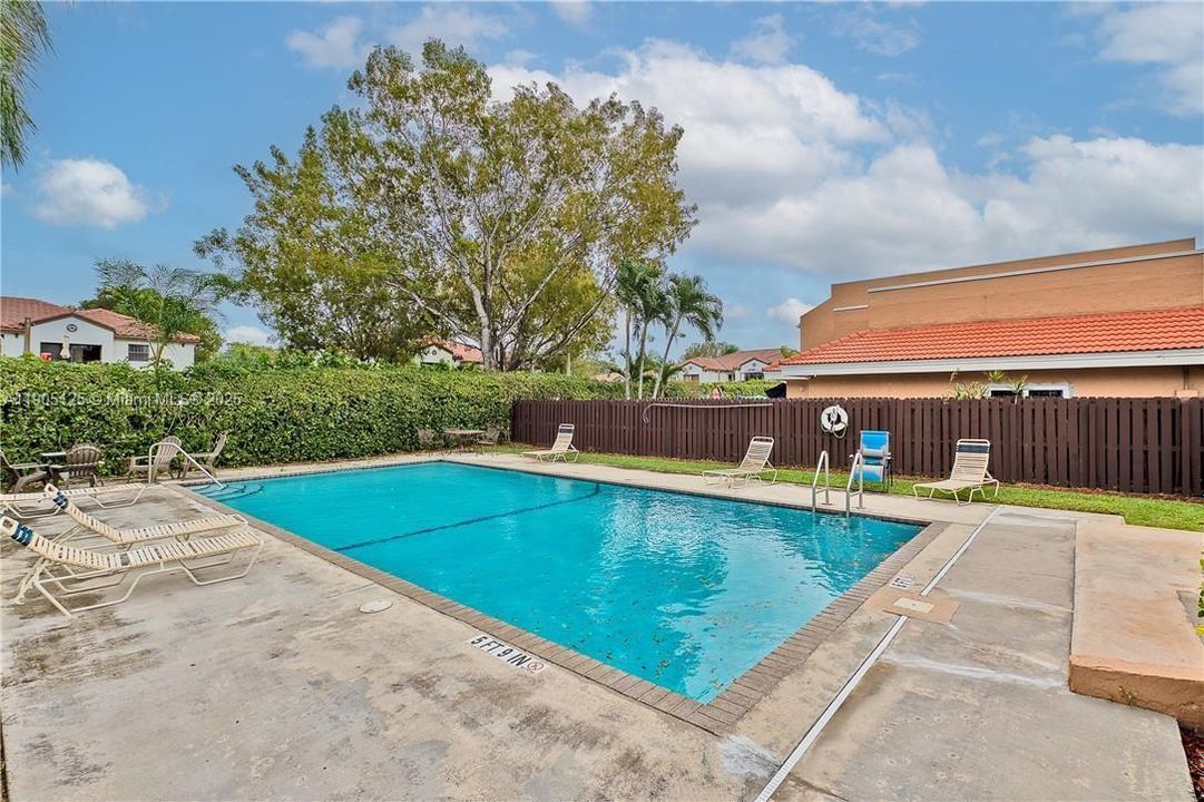 For Sale: $359,000 (2 beds, 2 baths, 1024 Square Feet)