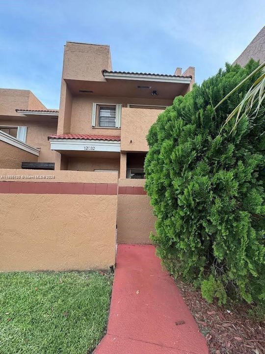 For Sale: $359,000 (2 beds, 2 baths, 1024 Square Feet)