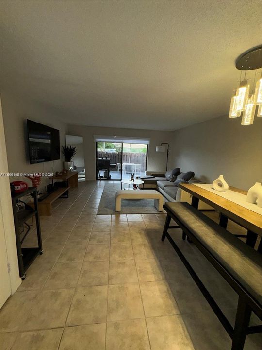 For Sale: $359,000 (2 beds, 2 baths, 1024 Square Feet)