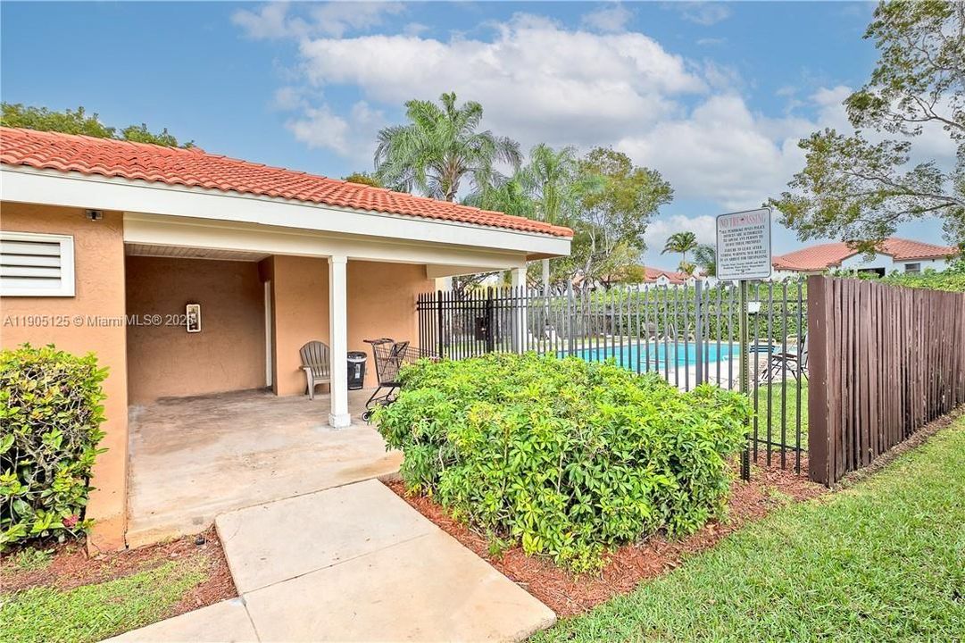 For Sale: $359,000 (2 beds, 2 baths, 1024 Square Feet)