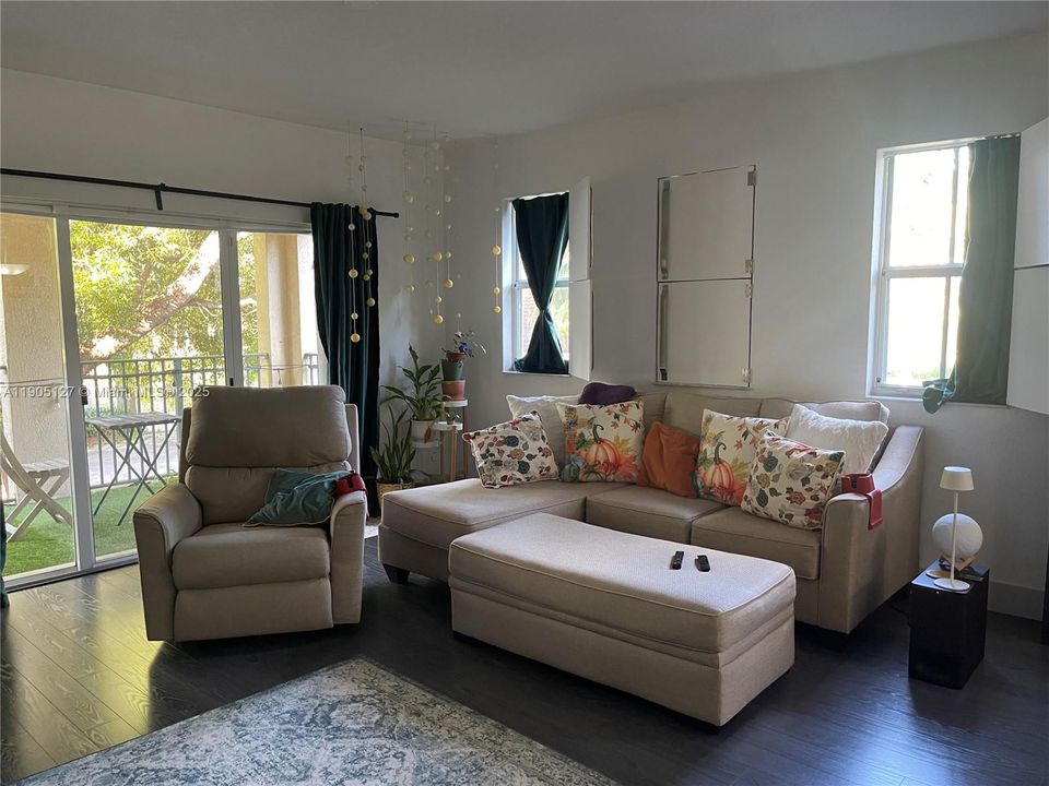 For Rent: $2,700 (2 beds, 2 baths, 1205 Square Feet)