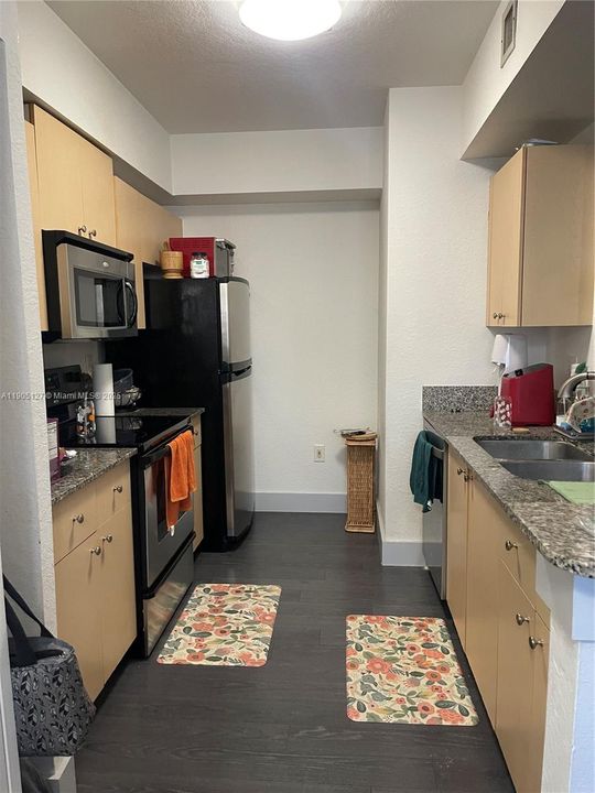 For Rent: $2,700 (2 beds, 2 baths, 1205 Square Feet)