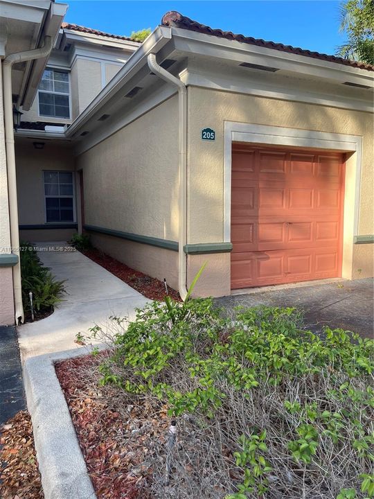 For Rent: $2,700 (2 beds, 2 baths, 1205 Square Feet)