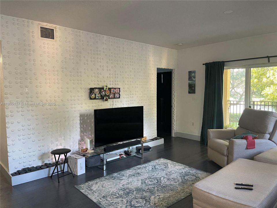 For Rent: $2,700 (2 beds, 2 baths, 1205 Square Feet)