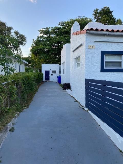 SIDE PRIVATE fenced inDRIVEWAY