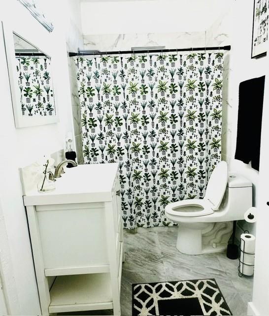 MAIN HOUSE SOCIAL BATHROOM