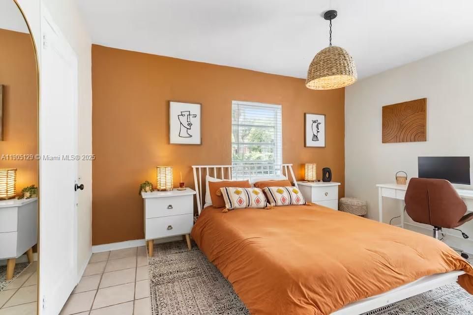 На продажу: $549,000 (2 спален, 1 ванн, 884 Квадратных фут)