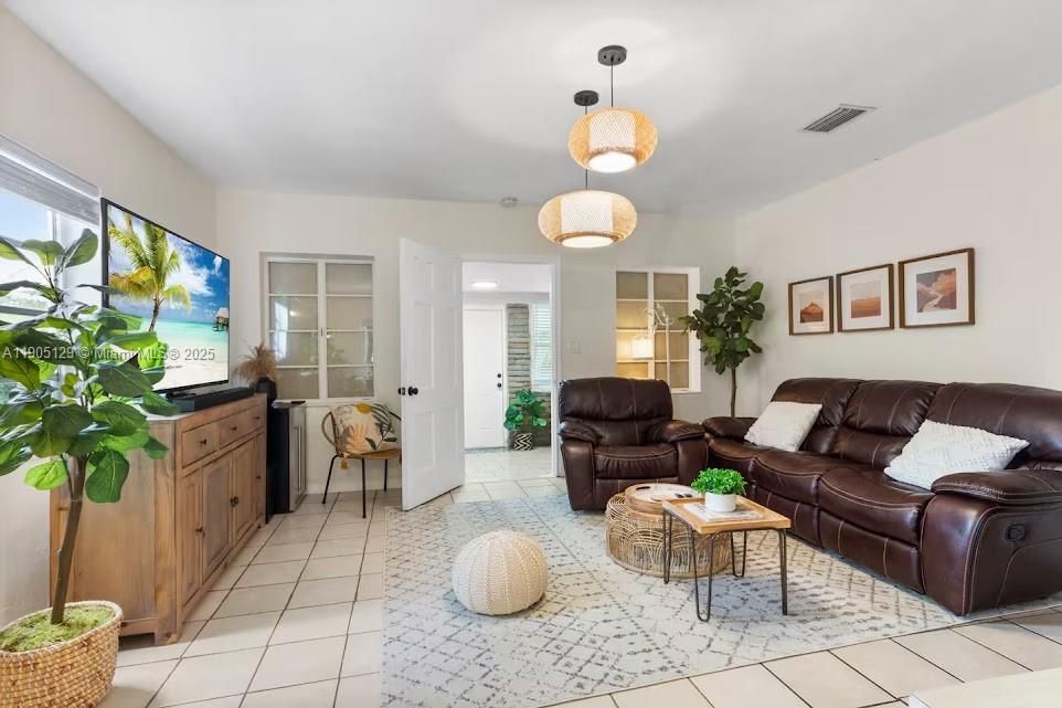 На продажу: $549,000 (2 спален, 1 ванн, 884 Квадратных фут)