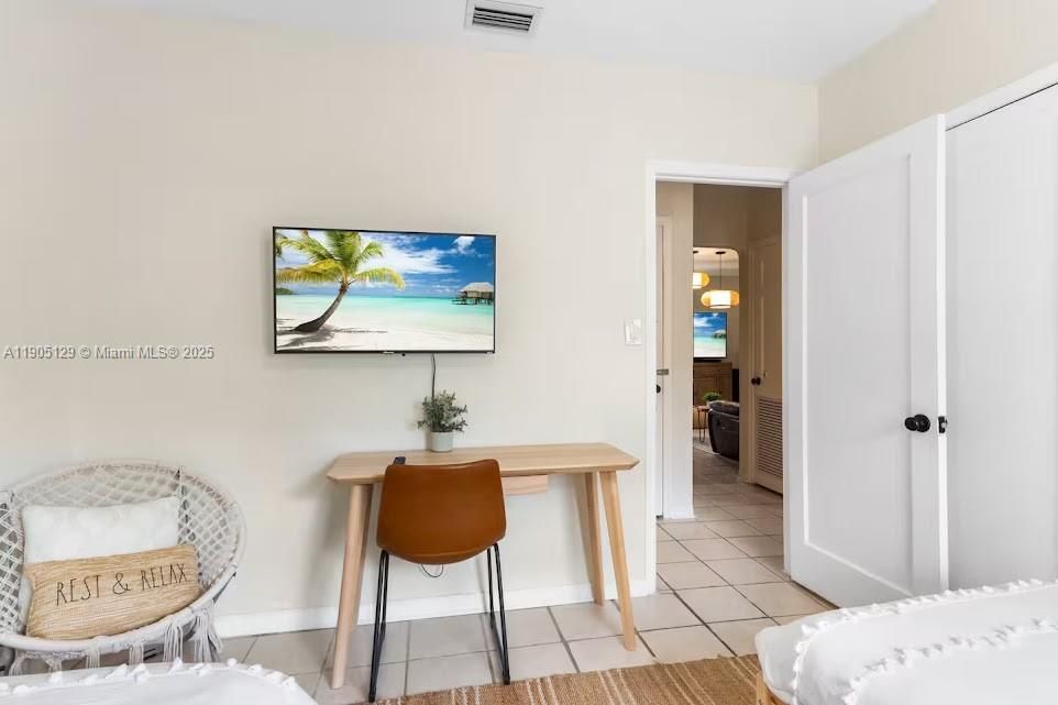 На продажу: $549,000 (2 спален, 1 ванн, 884 Квадратных фут)