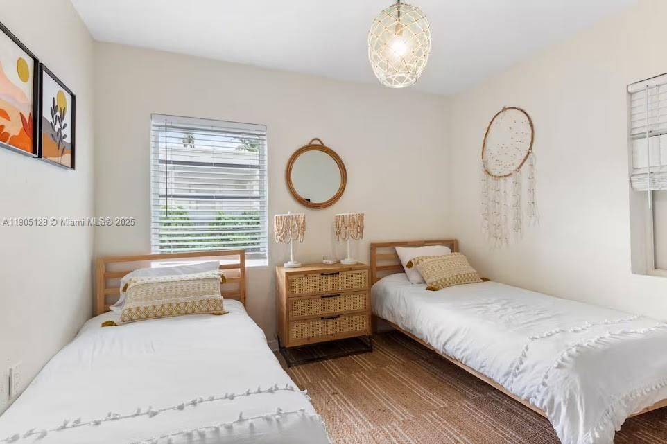 На продажу: $549,000 (2 спален, 1 ванн, 884 Квадратных фут)