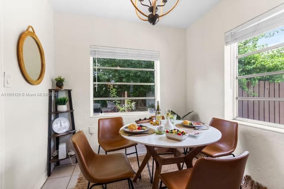 На продажу: $549,000 (2 спален, 1 ванн, 884 Квадратных фут)