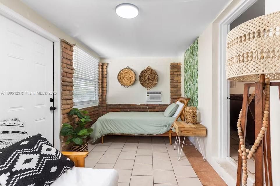 На продажу: $549,000 (2 спален, 1 ванн, 884 Квадратных фут)