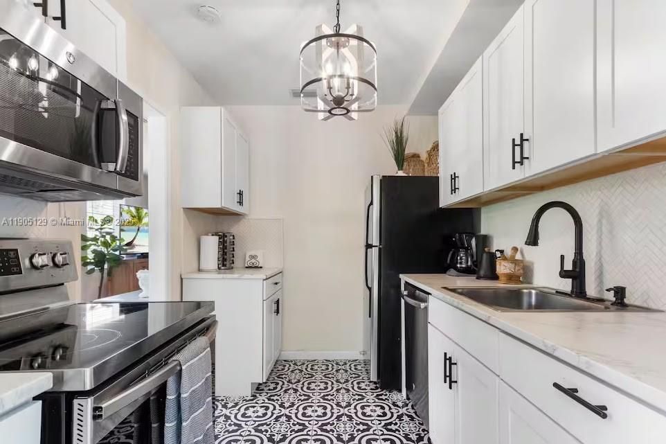 На продажу: $549,000 (2 спален, 1 ванн, 884 Квадратных фут)