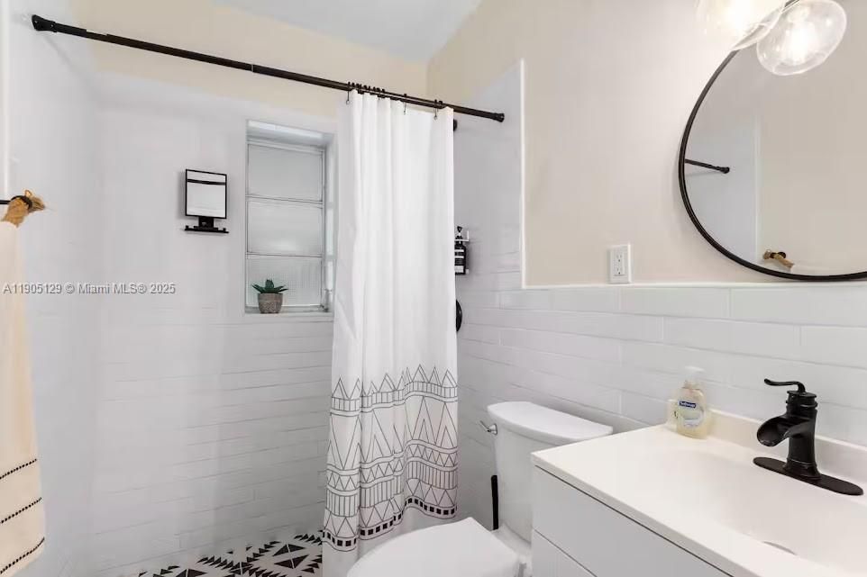 На продажу: $549,000 (2 спален, 1 ванн, 884 Квадратных фут)