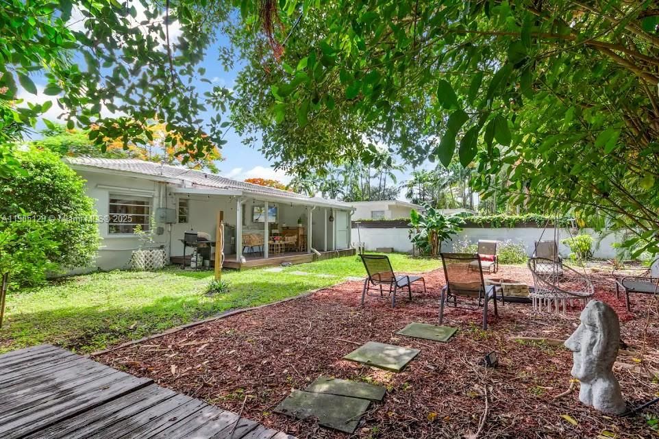 На продажу: $549,000 (2 спален, 1 ванн, 884 Квадратных фут)