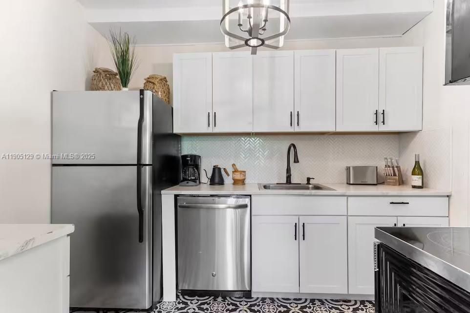 На продажу: $549,000 (2 спален, 1 ванн, 884 Квадратных фут)