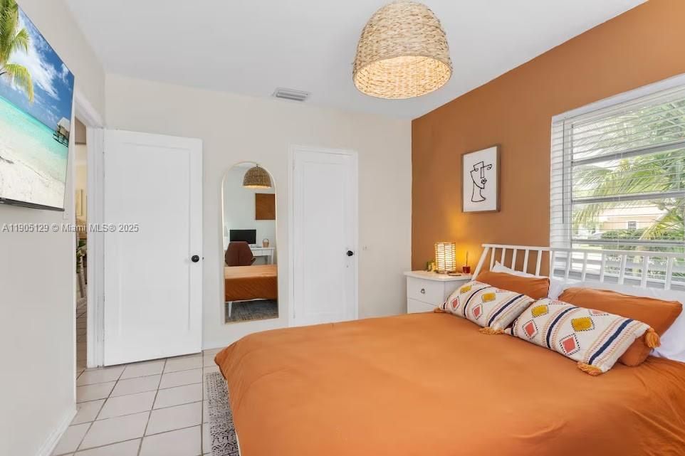 На продажу: $549,000 (2 спален, 1 ванн, 884 Квадратных фут)