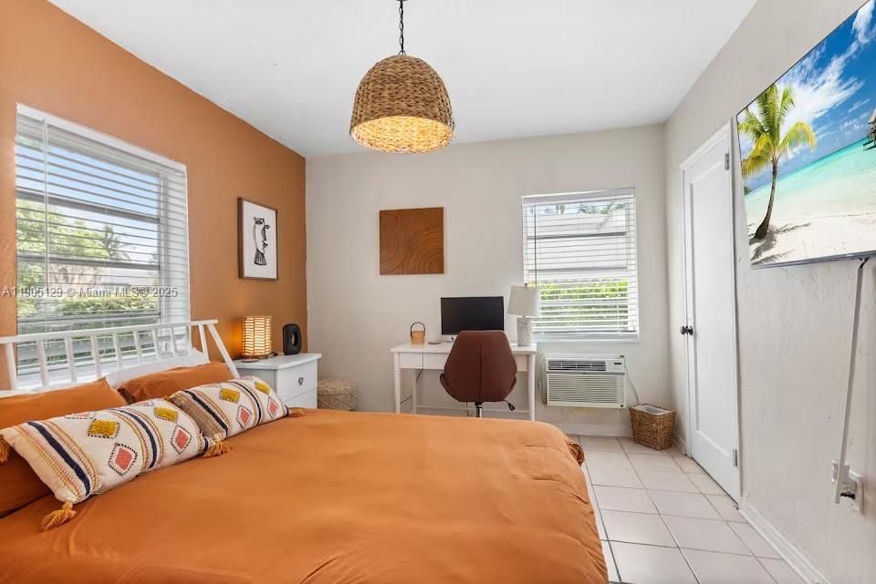 На продажу: $549,000 (2 спален, 1 ванн, 884 Квадратных фут)