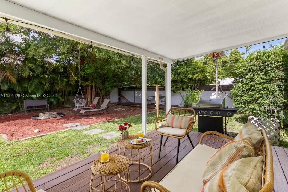 На продажу: $549,000 (2 спален, 1 ванн, 884 Квадратных фут)