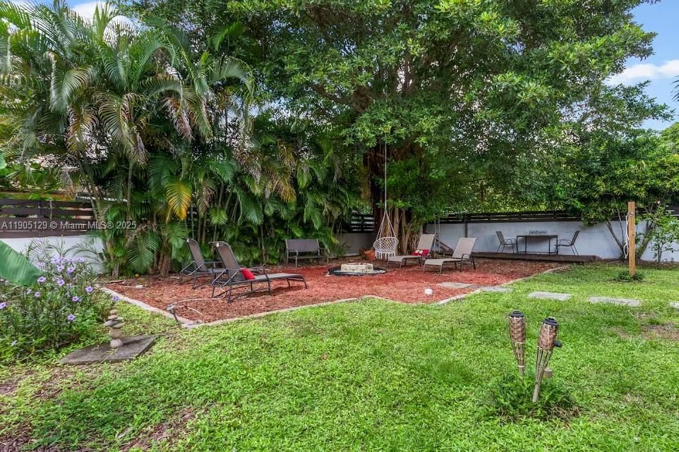 На продажу: $549,000 (2 спален, 1 ванн, 884 Квадратных фут)