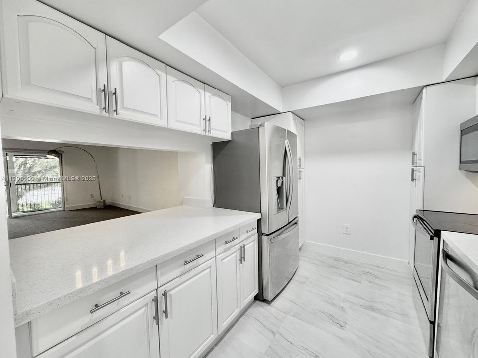 Active With Contract: $1,850 (1 beds, 1 baths, 915 Square Feet)