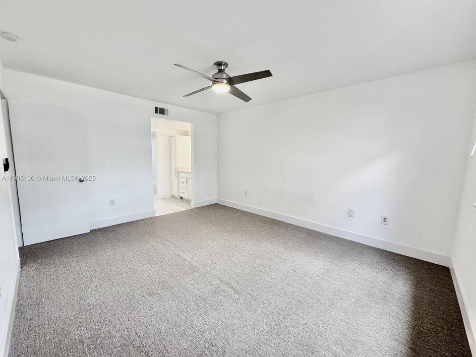 Active With Contract: $1,850 (1 beds, 1 baths, 915 Square Feet)