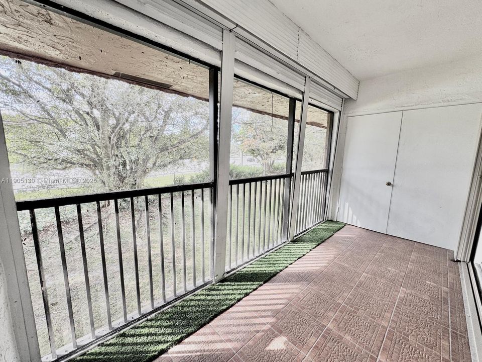 Active With Contract: $1,850 (1 beds, 1 baths, 915 Square Feet)