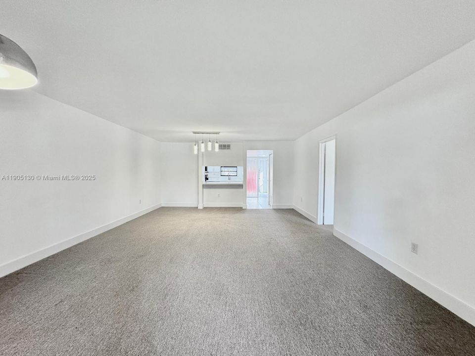 Active With Contract: $1,850 (1 beds, 1 baths, 915 Square Feet)