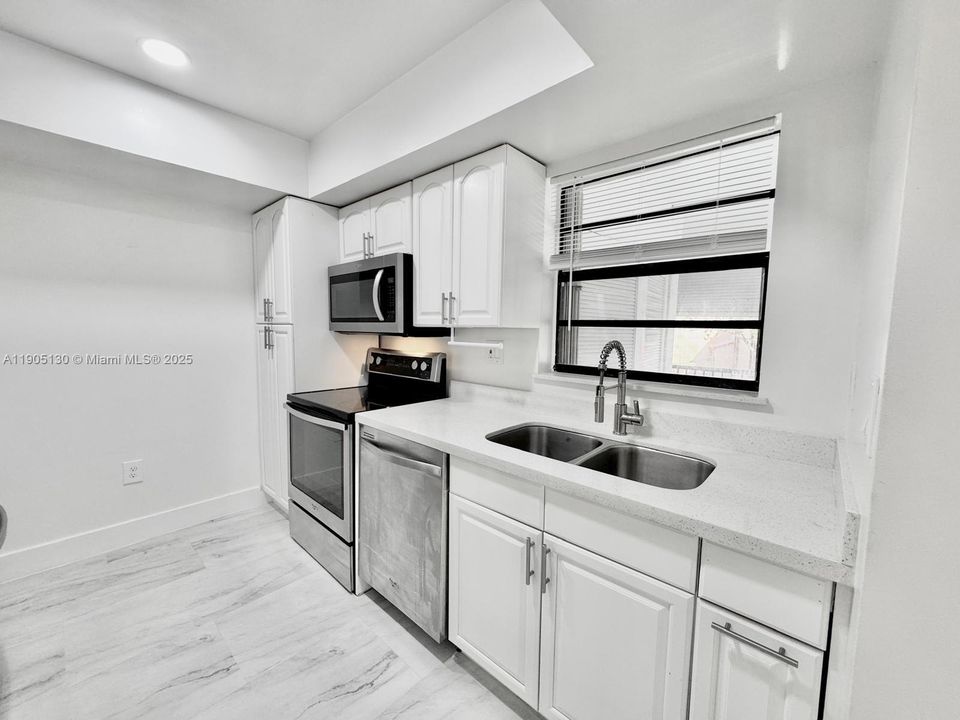 Active With Contract: $1,850 (1 beds, 1 baths, 915 Square Feet)