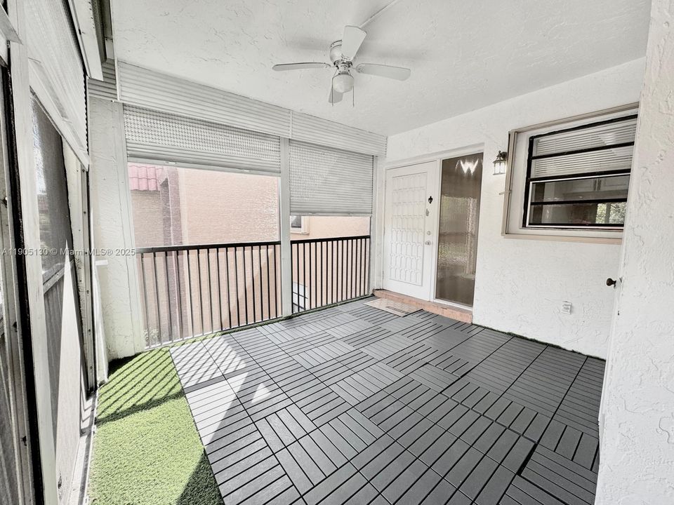 Active With Contract: $1,850 (1 beds, 1 baths, 915 Square Feet)