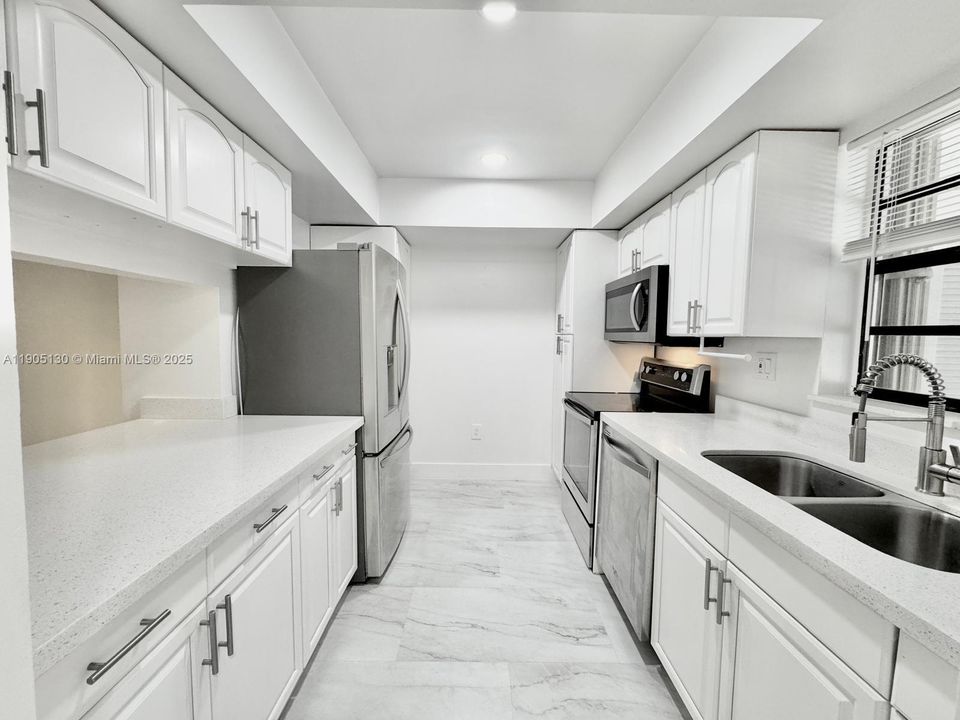 Active With Contract: $1,850 (1 beds, 1 baths, 915 Square Feet)