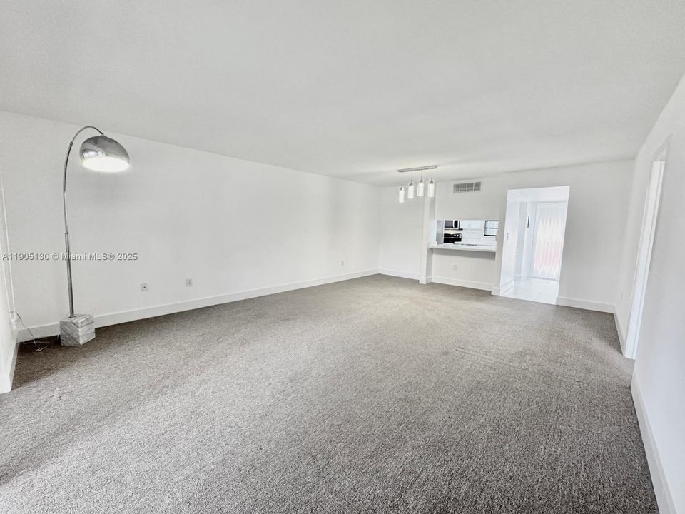 Active With Contract: $1,850 (1 beds, 1 baths, 915 Square Feet)