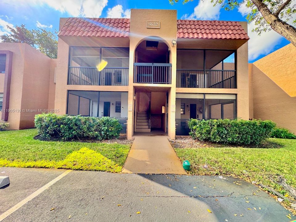 Active With Contract: $1,850 (1 beds, 1 baths, 915 Square Feet)