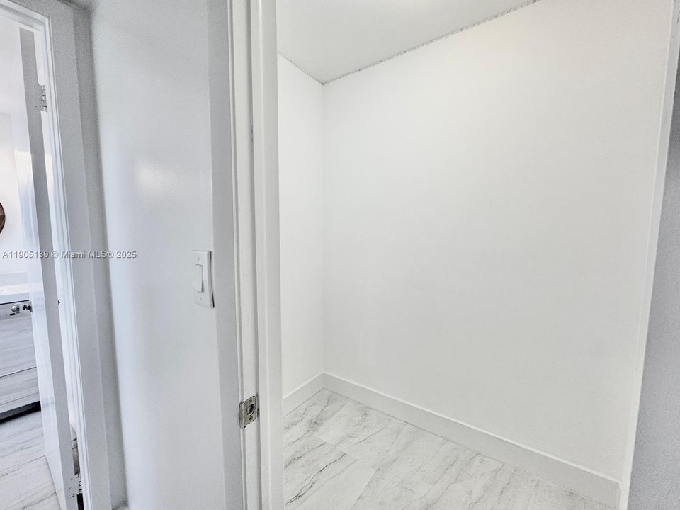 Active With Contract: $1,850 (1 beds, 1 baths, 915 Square Feet)