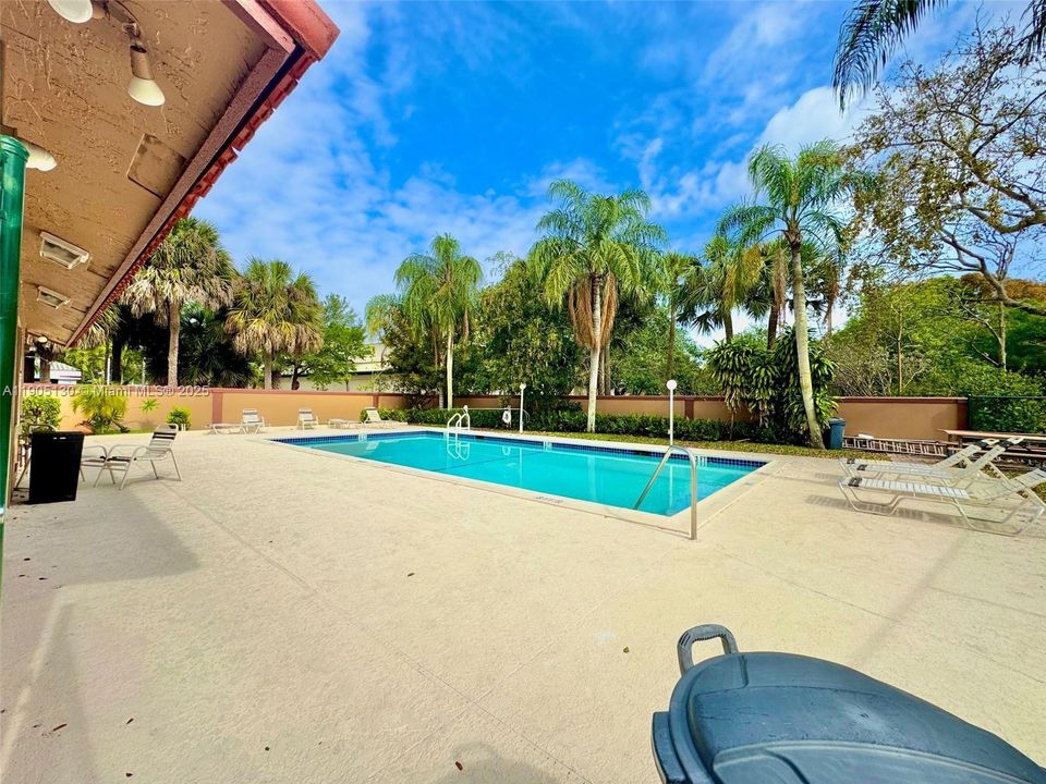 Active With Contract: $1,850 (1 beds, 1 baths, 915 Square Feet)