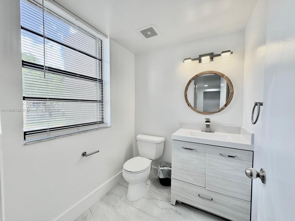 Active With Contract: $1,850 (1 beds, 1 baths, 915 Square Feet)
