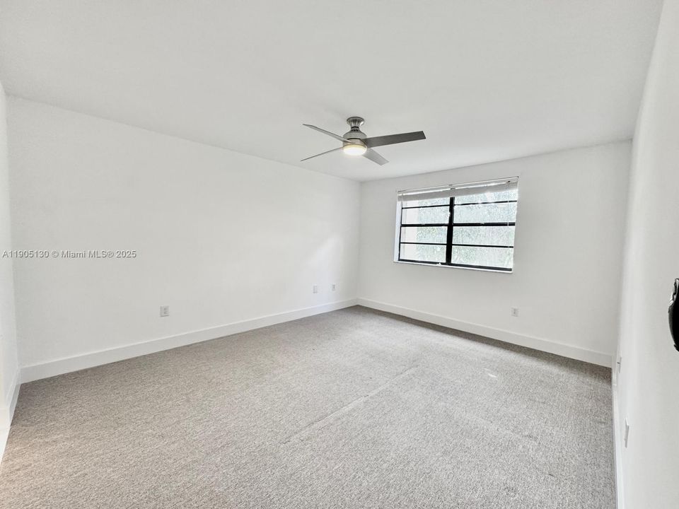 Active With Contract: $1,850 (1 beds, 1 baths, 915 Square Feet)