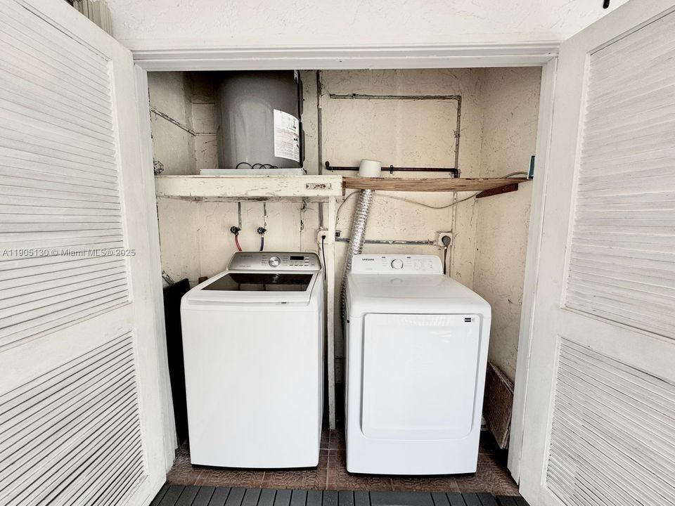 Active With Contract: $1,850 (1 beds, 1 baths, 915 Square Feet)