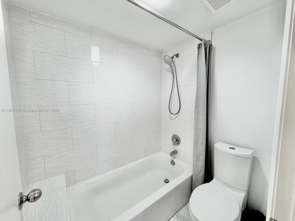 Active With Contract: $1,850 (1 beds, 1 baths, 915 Square Feet)