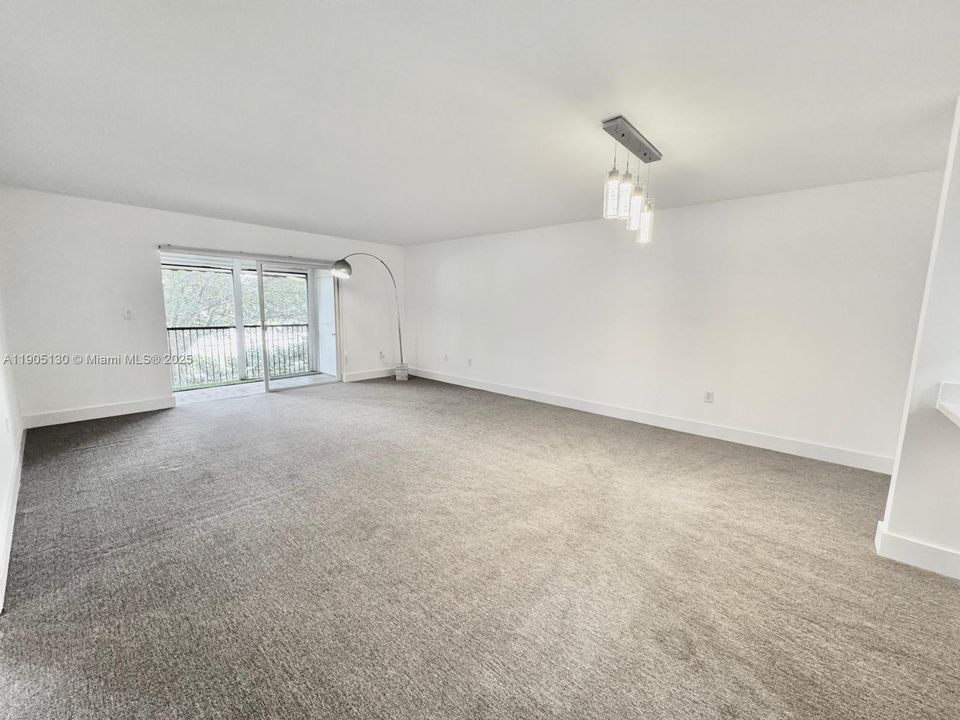 Active With Contract: $1,850 (1 beds, 1 baths, 915 Square Feet)