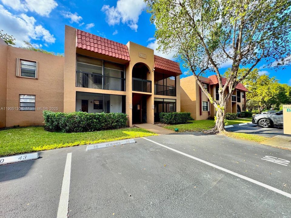 Active With Contract: $1,850 (1 beds, 1 baths, 915 Square Feet)