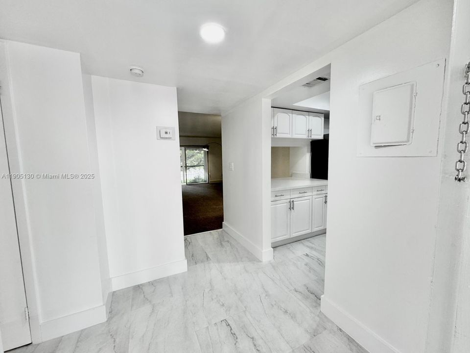 Active With Contract: $1,850 (1 beds, 1 baths, 915 Square Feet)