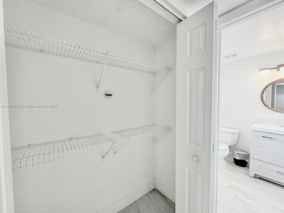 Active With Contract: $1,850 (1 beds, 1 baths, 915 Square Feet)