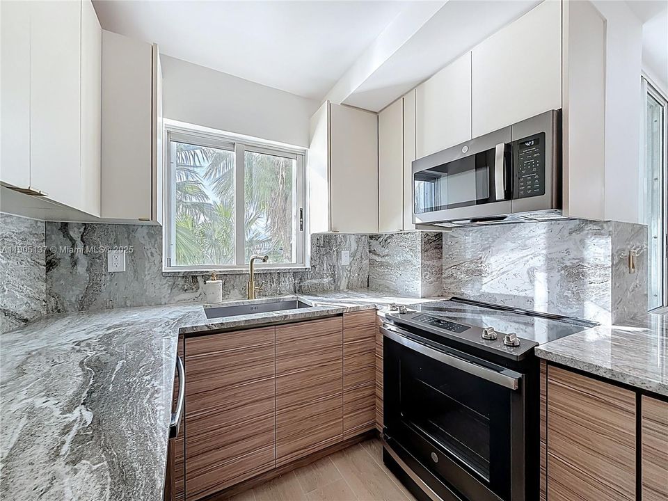 For Sale: $1,175,000 (3 beds, 2 baths, 1390 Square Feet)