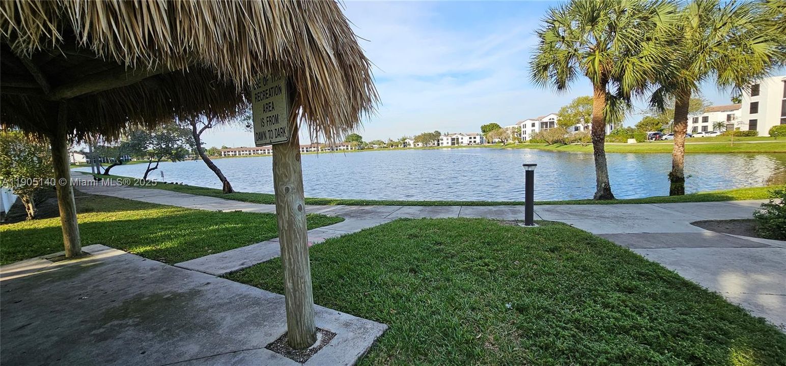 待售: $174,000 (2 贝兹, 2 浴室, 890 平方英尺)