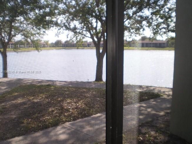 待售: $174,000 (2 贝兹, 2 浴室, 890 平方英尺)