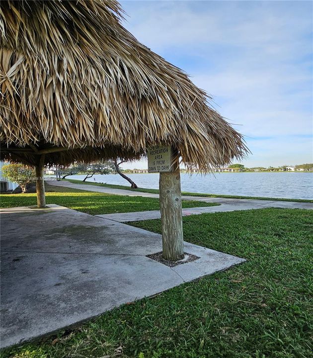 待售: $174,000 (2 贝兹, 2 浴室, 890 平方英尺)